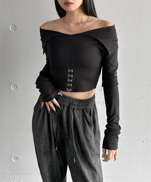LVEU.（ラブユ.）の「【LVEU.】フロントホックデザインオフショルトップス / トップス ニット 長袖 オフショル オフショルダー コルセット風 クロップド ショート ブラック モード（Tシャツ/カットソー・レディース・ブラック・FREE）」の8枚目の写真