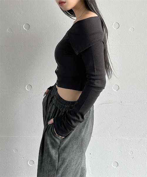 LVEU.（ラブユ.）の「【LVEU.】フロントホックデザインオフショルトップス / トップス ニット 長袖 オフショル オフショルダー コルセット風 クロップド ショート ブラック モード（Tシャツ/カットソー・レディース・ブラック・FREE）」の9枚目の写真