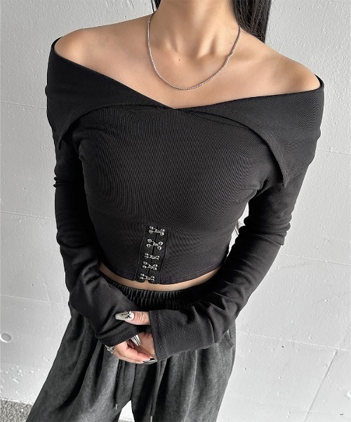 LVEU.（ラブユ.）の「【LVEU.】フロントホックデザインオフショルトップス / トップス ニット 長袖 オフショル オフショルダー コルセット風 クロップド ショート ブラック モード（Tシャツ/カットソー・レディース・ブラック・FREE）」の10枚目の写真