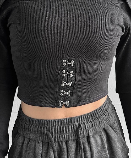 LVEU.（ラブユ.）の「【LVEU.】フロントホックデザインオフショルトップス / トップス ニット 長袖 オフショル オフショルダー コルセット風 クロップド ショート ブラック モード（Tシャツ/カットソー・レディース・ブラック・FREE）」の11枚目の写真