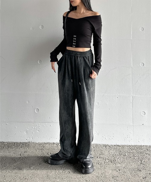 LVEU.（ラブユ.）の「【LVEU.】フロントホックデザインオフショルトップス / トップス ニット 長袖 オフショル オフショルダー コルセット風 クロップド ショート ブラック モード（Tシャツ/カットソー・レディース・ブラック・FREE）」の12枚目の写真
