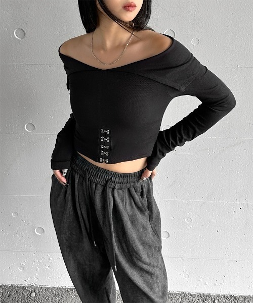 LVEU.（ラブユ.）の「【LVEU.】フロントホックデザインオフショルトップス / トップス ニット 長袖 オフショル オフショルダー コルセット風 クロップド ショート ブラック モード（Tシャツ/カットソー・レディース・ブラック・FREE）」の14枚目の写真