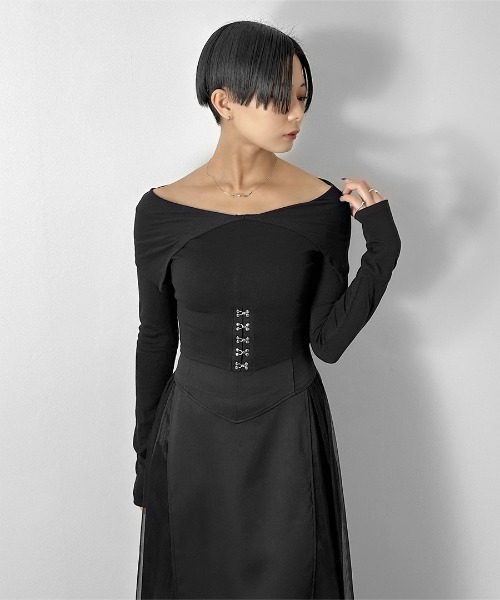 LVEU.（ラブユ.）の「【LVEU.】フロントホックデザインオフショルトップス / トップス ニット 長袖 オフショル オフショルダー コルセット風 クロップド ショート ブラック モード（Tシャツ/カットソー・レディース・ブラック・FREE）」の19枚目の写真