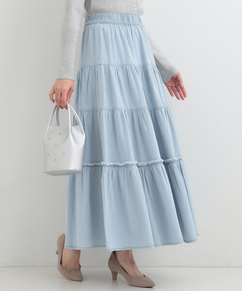 SHOO・LA・RUE（シューラルー）の「【ライトオンスデニム/S-LL】女性らしさをプラスする ティアードデニムロングスカート（デニムスカート・レディース・ブルー系その他/ライトブルー/ブラック・02/01/04/03）」の2枚目の写真