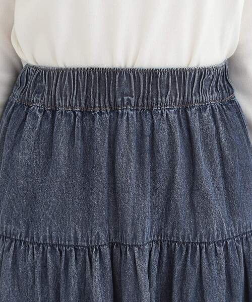 SHOO・LA・RUE（シューラルー）の「【ライトオンスデニム/S-LL】女性らしさをプラスする ティアードデニムロングスカート（デニムスカート・レディース・ブルー系その他/ライトブルー/ブラック・02/01/04/03）」の19枚目の写真