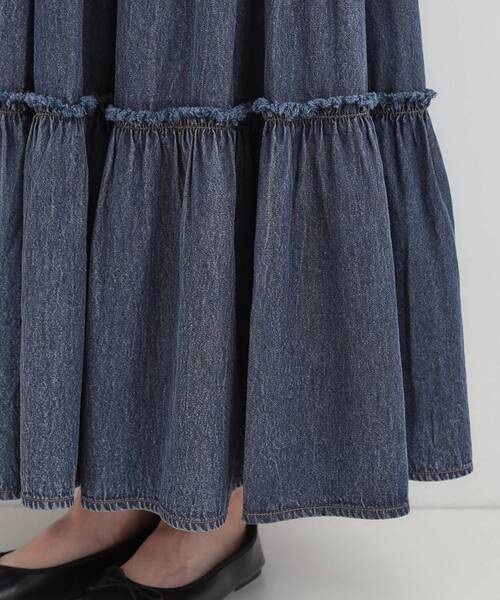SHOO・LA・RUE（シューラルー）の「【ライトオンスデニム/S-LL】女性らしさをプラスする ティアードデニムロングスカート（デニムスカート・レディース・ブルー系その他/ライトブルー/ブラック・02/01/04/03）」の20枚目の写真
