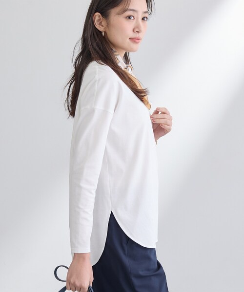 INDIVI(インディヴィ)の「【洗える】きれいめラウンドテールロンT(Tシャツ/カットソー・レディース・ブラック/オフホワイト・13/05/38/34/15 /03/19)」の18枚目の写真