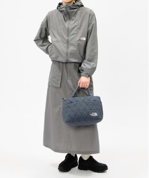 THE NORTH FACE(ザノースフェイス)の「THE NORTH FACE Geoface Box Tote ザ ノースフェイス ジオフェイスボックストート(トートバッグ・メンズ・ブラック/アイボリー・FREE)」の16枚目の写真