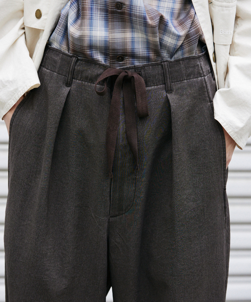 JOURNAL STANDARD（ジャーナルスタンダード）の「リランチェ ピグメント オーバー パンツ（スラックス・メンズ・ブラック/カーキ/グレー/ブラウン・SMALL/MEDIUM/LARGE）」の16枚目の写真