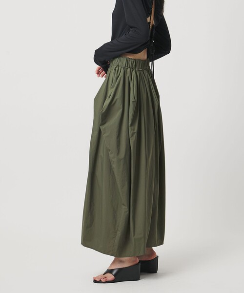 AEWEN MATOPH（イウエン マトフ）の「＜AEWEN MATOPH＞ナイロンタックコクーンスカート ‐ ウォッシャブル ‐（スカート・レディース・ブラック/オリーブ・36/38）」の9枚目の写真