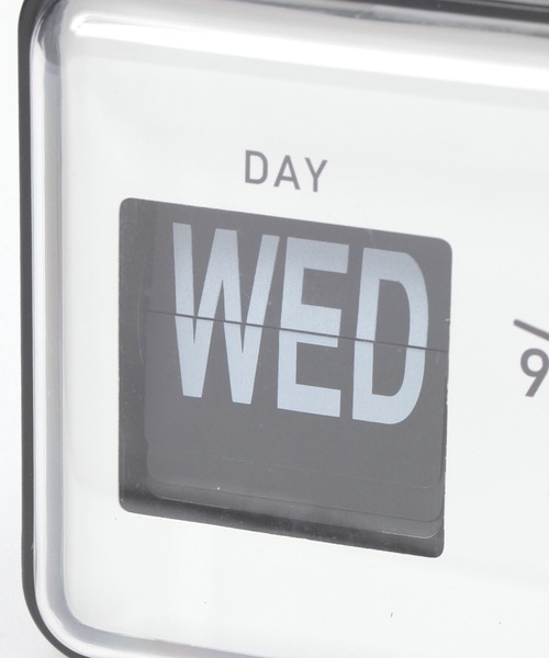 LAKOLE（ラコレ）の「バタバタ時を刻むフリップカレンダー付卓上時計 / 639869（置時計・レディース・ブラック・FREE）」の2枚目の写真