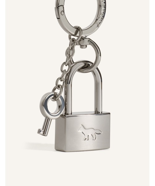 Maison Kitsune(メゾンキツネ)の「PADLOCK CHARM(チャーム・メンズ・シルバー・U)」の3枚目の写真