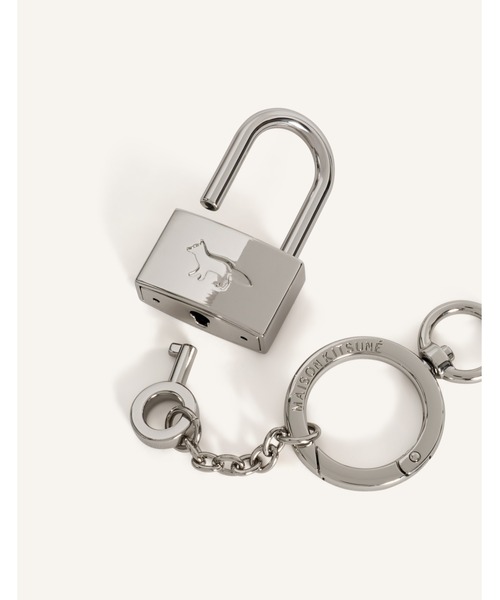 Maison Kitsune(メゾンキツネ)の「PADLOCK CHARM(チャーム・メンズ・シルバー・U)」の4枚目の写真
