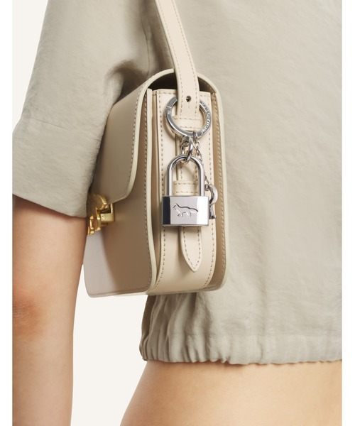 Maison Kitsune(メゾンキツネ)の「PADLOCK CHARM(チャーム・メンズ・シルバー・U)」の5枚目の写真