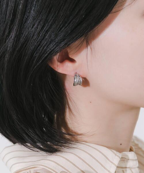 SMELLY（スメリー）の「ステンレスウェーブメタルピアス（ピアス（両耳用）・レディース・シルバー/ゴールド・-）」の4枚目の写真