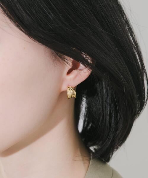 SMELLY（スメリー）の「ステンレスウェーブメタルピアス（ピアス（両耳用）・レディース・シルバー/ゴールド・-）」の9枚目の写真