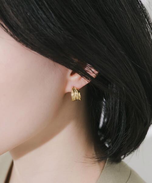 SMELLY（スメリー）の「ステンレスウェーブメタルピアス（ピアス（両耳用）・レディース・シルバー/ゴールド・-）」の10枚目の写真