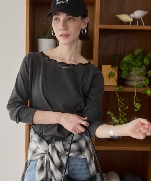 ANGIE(アンジー)の「レーストリムボートネックカットソー(Tシャツ/カットソー・レディース・アイボリー/ネイビー/チャコール・MEDIUM/LARGE)」の2枚目の写真