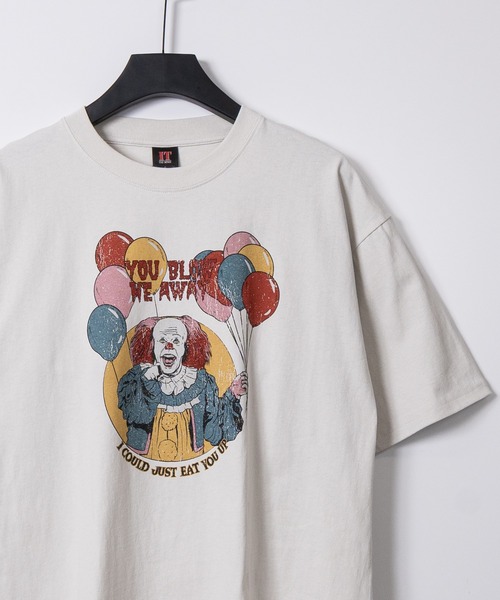 JOHN'S CLOSET(ジョンズクローゼット)の「【15】〔IT/イット〕 ペニーワイズ アソートプリント ユーズドライク半袖Tシャツ(Tシャツ/カットソー・メンズ・ホワイト系2/ホワイト系1/ブラック系1/ホワイト系4/ブラック系3/ブラック系4/ブラック系2/ホワイト系3・MEDIUM/X-LARGE/LARGE)」の2枚目の写真