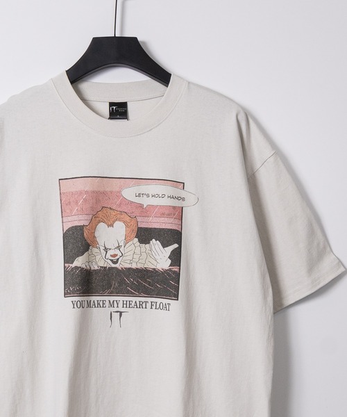 JOHN'S CLOSET(ジョンズクローゼット)の「【15】〔IT/イット〕 ペニーワイズ アソートプリント ユーズドライク半袖Tシャツ(Tシャツ/カットソー・メンズ・ホワイト系2/ホワイト系1/ブラック系1/ホワイト系4/ブラック系3/ブラック系4/ブラック系2/ホワイト系3・MEDIUM/X-LARGE/LARGE)」の4枚目の写真