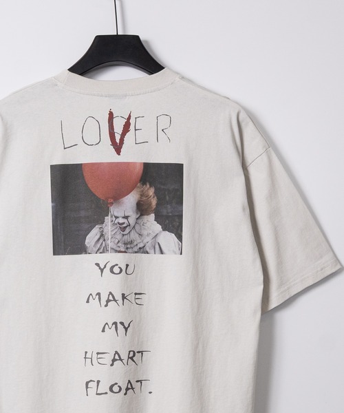 JOHN'S CLOSET(ジョンズクローゼット)の「【15】〔IT/イット〕 ペニーワイズ アソートプリント ユーズドライク半袖Tシャツ(Tシャツ/カットソー・メンズ・ホワイト系2/ホワイト系1/ブラック系1/ホワイト系4/ブラック系3/ブラック系4/ブラック系2/ホワイト系3・MEDIUM/X-LARGE/LARGE)」の5枚目の写真