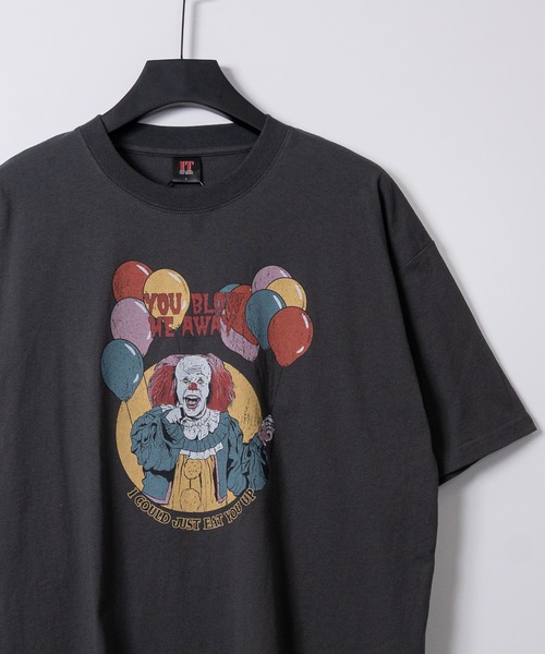 JOHN'S CLOSET(ジョンズクローゼット)の「【15】〔IT/イット〕 ペニーワイズ アソートプリント ユーズドライク半袖Tシャツ(Tシャツ/カットソー・メンズ・ホワイト系2/ホワイト系1/ブラック系1/ホワイト系4/ブラック系3/ブラック系4/ブラック系2/ホワイト系3・MEDIUM/X-LARGE/LARGE)」の6枚目の写真