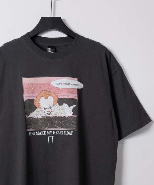 JOHN'S CLOSET(ジョンズクローゼット)の「【15】〔IT/イット〕 ペニーワイズ アソートプリント ユーズドライク半袖Tシャツ(Tシャツ/カットソー・メンズ・ホワイト系2/ホワイト系1/ブラック系1/ホワイト系4/ブラック系3/ブラック系4/ブラック系2/ホワイト系3・MEDIUM/X-LARGE/LARGE)」の1枚目の写真