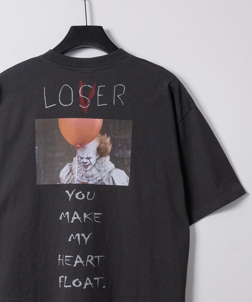 JOHN'S CLOSET(ジョンズクローゼット)の「【15】〔IT/イット〕 ペニーワイズ アソートプリント ユーズドライク半袖Tシャツ(Tシャツ/カットソー・メンズ・ホワイト系2/ホワイト系1/ブラック系1/ホワイト系4/ブラック系3/ブラック系4/ブラック系2/ホワイト系3・MEDIUM/X-LARGE/LARGE)」の8枚目の写真