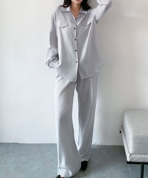 LOWO(ロワ)の「なめらかオーバーシャツ セミワイドパンツ セットアップ(セットアップ・レディース・ネイビー/ブルーグレー/アイボリー/ブラウン・FREE)」の1枚目の写真