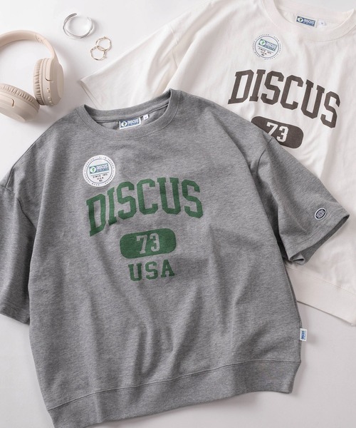 DISCUS(ディスカス)の「【71】【DISCUS/ディスカス】カレッジロゴ ワイドショート スウェットTシャツ/レディース(Tシャツ/カットソー・レディース・ホワイト/レッド/グレー/ブルー/ブラック/ライトブルー・M/L)」の2枚目の写真