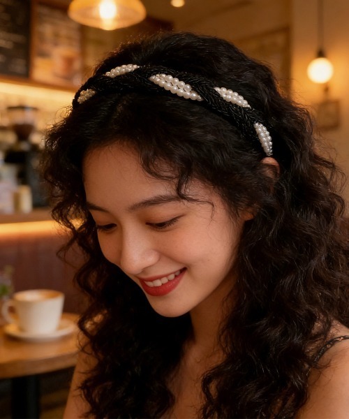 Miniministore（ミニミニストア）の「パールカチューシャ 三つ編み ヘアバンド（カチューシャ・レディース・ホワイト×ゴールド/ホワイト×ブラック・FREE）」の2枚目の写真