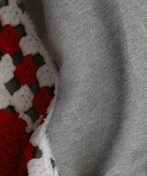 DISCOVERED(ディスカバード)の「DISCOVERED / ディスカバード PLAYCARD CROCHET SLEEVE SWEAT(スウェット・メンズ・グレー/ブラック・3)」の5枚目の写真