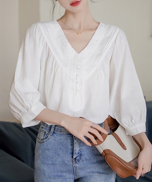 ReRe(リリ)の「Vレースデザインブラウス(シャツ/ブラウス・レディース・ホワイト・MEDIUM/LARGE/X-LARGE)」の1枚目の写真