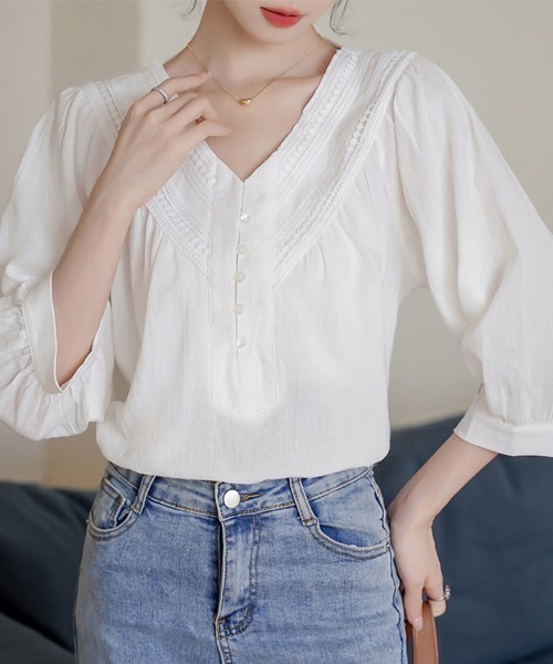 ReRe(リリ)の「Vレースデザインブラウス(シャツ/ブラウス・レディース・ホワイト・MEDIUM/LARGE/X-LARGE)」の3枚目の写真