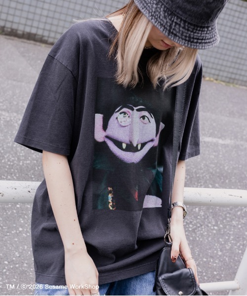 SESAME STREET(セサミストリート)の「【UNISEX】ヴィンテージフォトTシャツ(Tシャツ/カットソー・レディース・ピンク/カーキ/ブラック/ライトグレー/オフホワイト・M/L)」の2枚目の写真