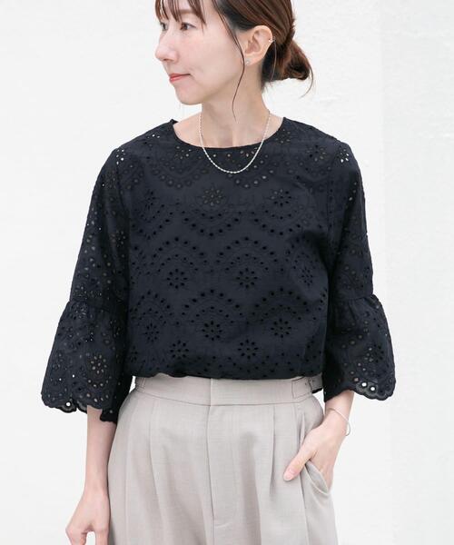 ITEMS URBANRESEARCH(アイテムズ アーバンリサーチ)の「スカラップスリーブレースブラウス(シャツ/ブラウス・レディース・ホワイト/ブルー/ブラック・FREE)」の2枚目の写真
