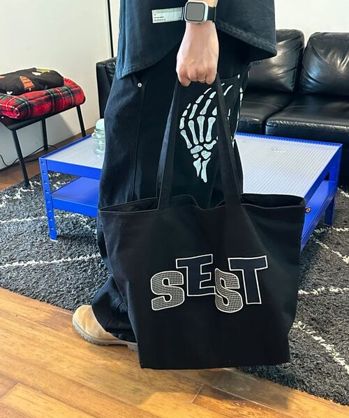 S'EST(エスイーエスティー)の「Patch Shopper Bag Black(エコバッグ/サブバッグ・メンズ・ブラック・FREE)」の4枚目の写真