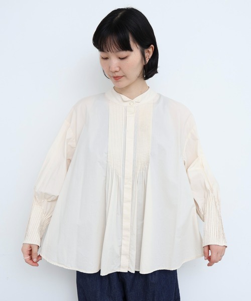 l'atelier du savon(アトリエドサボン)の「ウィングカラーピンタック タイプライターブラウス(シャツ/ブラウス・レディース・ベージュ/レッド/ブラック/アイボリー・FREE)」の1枚目の写真