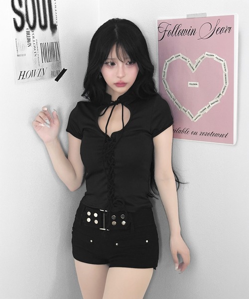 FOLLOWIN（フォロウィン）の「ホールネックレースアップトップス（Tシャツ/カットソー・レディース・ブラック・FREE）」の2枚目の写真