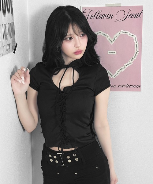 FOLLOWIN（フォロウィン）の「ホールネックレースアップトップス（Tシャツ/カットソー・レディース・ブラック・FREE）」の4枚目の写真