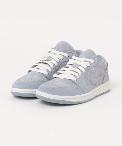 JORDAN BRAND(ジョーダンブランド)の「JORDAN BRAND W AIR JORDAN 1 LOW SE エア ジョーダン 1 LOW SE WIW0819 498OBNMST/OBNMS(スニーカー・レディース・ブラック・26.5cm/26.0cm/25.5cm/25.0cm/24.5cm/24.0cm/23.5cm/23.0cm/28.0cm/27.5cm/27.0cm)」の1枚目の写真