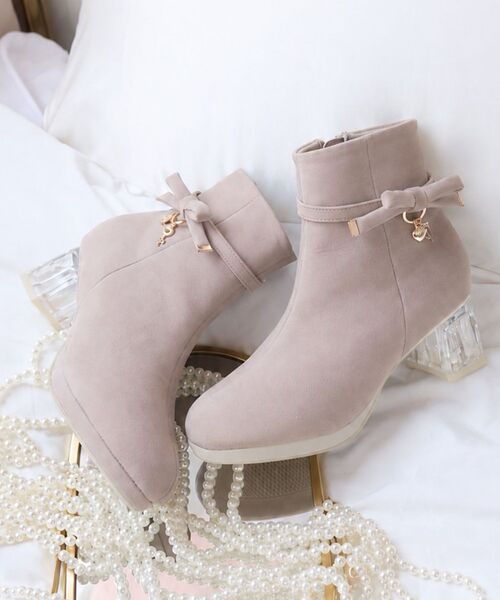 MAJESTIC LEGON(マジェスティックレゴン)の「2WAYチャームリボンクリアヒールブーツ(ブーツ・レディース・ホワイト系その他2/グレイッシュベージュ/ブラック・X-LARGE/SMALL/MEDIUM/LARGE)」の3枚目の写真