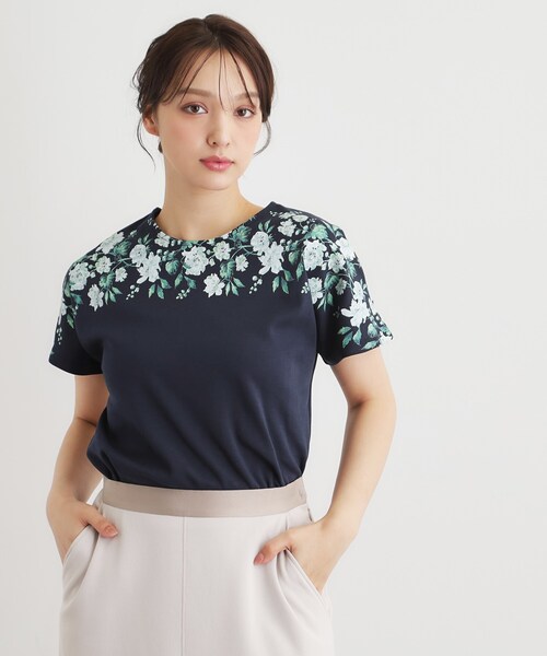 LAURA ASHLEY(ローラアシュレイ)の「【接触冷感/洗える/コットン100%】ロミリー柄 デコルテプリントTシャツ(Tシャツ/カットソー・レディース・ネイビー系/ホワイト系3/ライトグレー系・40/38)」の3枚目の写真