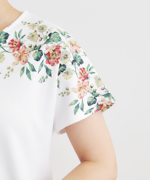 LAURA ASHLEY(ローラアシュレイ)の「【接触冷感/洗える/コットン100%】ロミリー柄 デコルテプリントTシャツ(Tシャツ/カットソー・レディース・ネイビー系/ホワイト系3/ライトグレー系・40/38)」の20枚目の写真