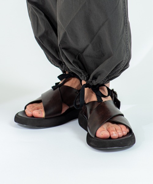 BRADOR(ブラドール)の「【BRADOR/ブラドール】レザー クロスストラップサンダル TCAPO(サンダル・メンズ・ブラック/ダークブラウン・40/41)」の2枚目の写真
