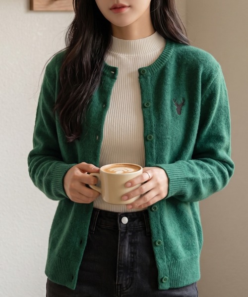 Belta attrice(ベルタアトリーチェ)の「ウール100 クルーネック トナカイ ワンポイント刺繍 ニットカーディガン/Sustinable(カーディガン/ボレロ・レディース・ブラウン/ライトグレー/レッド/グリーン/ロイヤルブルー・FREE)」の4枚目の写真