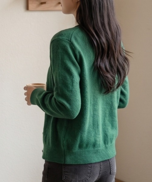 Belta attrice(ベルタアトリーチェ)の「ウール100 クルーネック トナカイ ワンポイント刺繍 ニットカーディガン/Sustinable(カーディガン/ボレロ・レディース・ブラウン/ライトグレー/レッド/グリーン/ロイヤルブルー・FREE)」の11枚目の写真