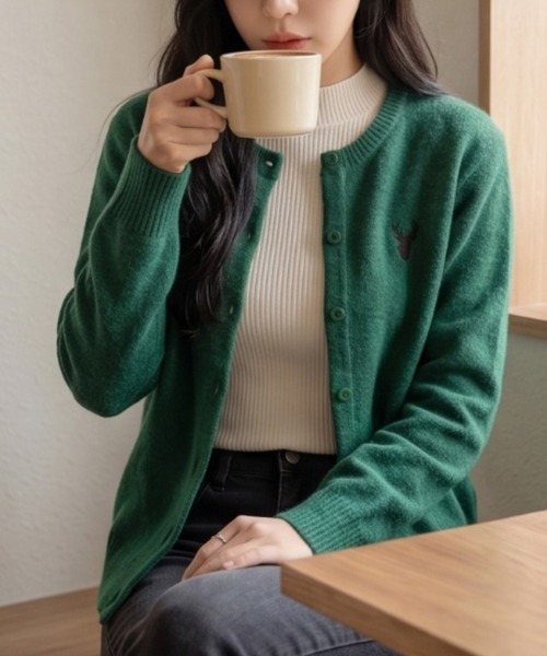 Belta attrice(ベルタアトリーチェ)の「ウール100 クルーネック トナカイ ワンポイント刺繍 ニットカーディガン/Sustinable(カーディガン/ボレロ・レディース・ブラウン/ライトグレー/レッド/グリーン/ロイヤルブルー・FREE)」の10枚目の写真
