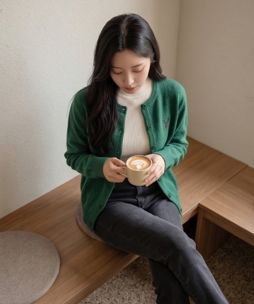 Belta attrice(ベルタアトリーチェ)の「ウール100 クルーネック トナカイ ワンポイント刺繍 ニットカーディガン/Sustinable(カーディガン/ボレロ・レディース・ブラウン/ライトグレー/レッド/グリーン/ロイヤルブルー・FREE)」の18枚目の写真