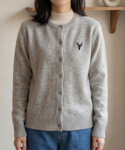 Belta attrice(ベルタアトリーチェ)の「ウール100 クルーネック トナカイ ワンポイント刺繍 ニットカーディガン/Sustinable(カーディガン/ボレロ・レディース・ブラウン/ライトグレー/レッド/グリーン/ロイヤルブルー・FREE)」の7枚目の写真